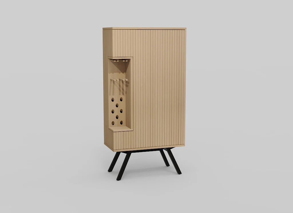 De NAPOLI BAR + SOKKEL VI-BERG2 E03M is een hoge houten kast met verticale groeven, schuine zwarte poten en een ingebouwd wijnrek met flessen en glazen aan de linkerkant. Tegen een effen lichtgrijze achtergrond.