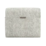 De Adley Poef S is een rechthoekige grijze stoffen tas met een subtiele gestreepte textuur, met een omslagflap en een klein rechthoekig metalen accent in het midden. Het minimalistische en moderne ontwerp maakt het een ideaal accessoire voor elke outfit.