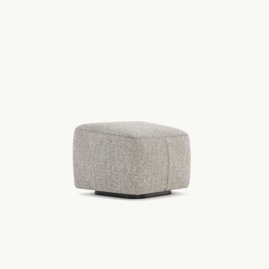 Een grijze vierkante poef met een structuurstof afwerking en een zwart onderstel, uit de Alexander Voetensteun collectie, staat op een effen witte achtergrond.