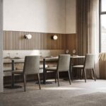 Een eigentijdse eetruimte toont de Frank Stoel-tafel en stoelen voor zes personen tegen een met hout beklede wand. Borden, glazen en bestek sieren de tafel. Zachte verlichting en grote ramen met gordijnen versterken de gezellige, gastvrije ambiance.