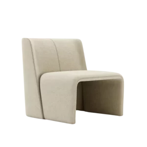 De Legacy Fauteuil is een moderne, minimalistische stoel met een uniek, vloeiend design. Hij heeft lichtbeige bekleding en een strakke, gebogen vorm zonder zichtbare poten, wat zorgt voor een eigentijdse look.