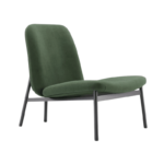 De Edison Armstoel is een moderne loungestoel met een minimalistisch design, bekleed met groene stof. Het omvat een strak zwart metalen frame dat de zitting en rugleuning ondersteunt, gepositioneerd in een lichte hoek voor verbeterd comfort.