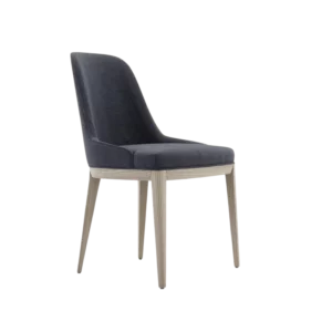 De eetkamerstoel Anna Stoel - Houten Poten straalt moderne elegantie uit met zijn donker gestoffeerde zitting en rugleuning, die perfect worden geaccentueerd door de lichte houten poten, het geheel afgezet tegen een witte achtergrond.
