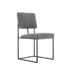 De Gram Stoel is een minimalistische stoel met een rechthoekige rugleuning en een zitting van structuurgrijze stof, ondersteund door een strak zwart metalen frame.