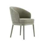 De fauteuil Norah Stoel heeft een modern, minimalistisch design met een gebogen rugleuning en een zitting bekleed met lichtgrijze stof, gecombineerd met rechte houten poten voor een strakke look.