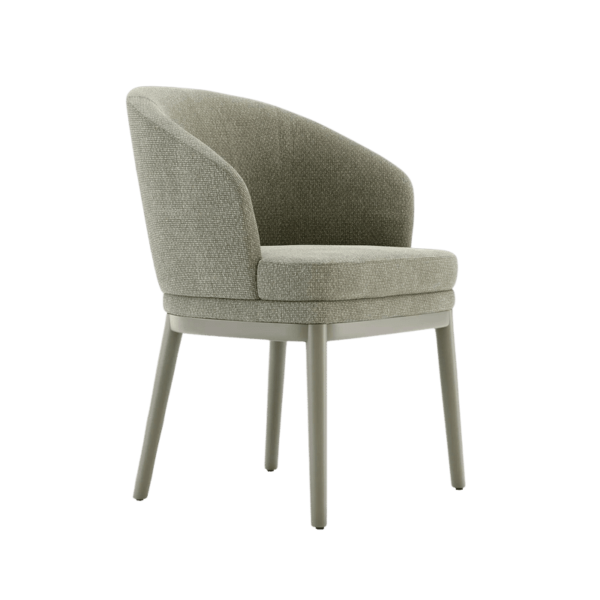 De fauteuil Norah Stoel heeft een modern, minimalistisch design met een gebogen rugleuning en een zitting bekleed met lichtgrijze stof, gecombineerd met rechte houten poten voor een strakke look.