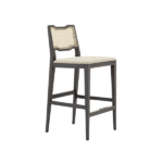 De Eva Barkruk heeft een minimalistisch ontwerp met een houten frame, een lichtgekleurde, gevoerde zitting, een rieten rugleuning, stevige vier poten en twee voetenbankjes voor comfort en stabiliteit.