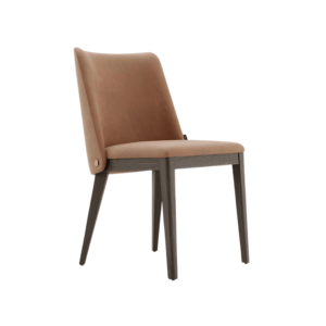 De Louise Stoel is een minimalistische, moderne stoel met bruine bekleding, een schuine rugleuning en vier donkere houten poten.