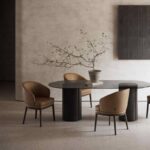 Een moderne eetkamer toont een strakke ovale tafel omringd door vier Norah Stoel stoelen in bruin, met een potplant als middelpunt. De muren zijn getextureerd in neutrale tinten en versterkt door minimalistische wandkunst.