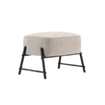 De Hubert Voetensteun is een moderne beige poef met een vierkant kussen op een slank zwart metalen frame. Ideaal om de minimalistische en eigentijdse stijl van elke woonkamer of loungeruimte te versterken.