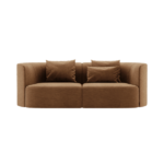 De Chloe 2-zitsbank is een moderne, bruine bank met twee kussens, voorzien van een gebogen rugleuning en zijkanten.