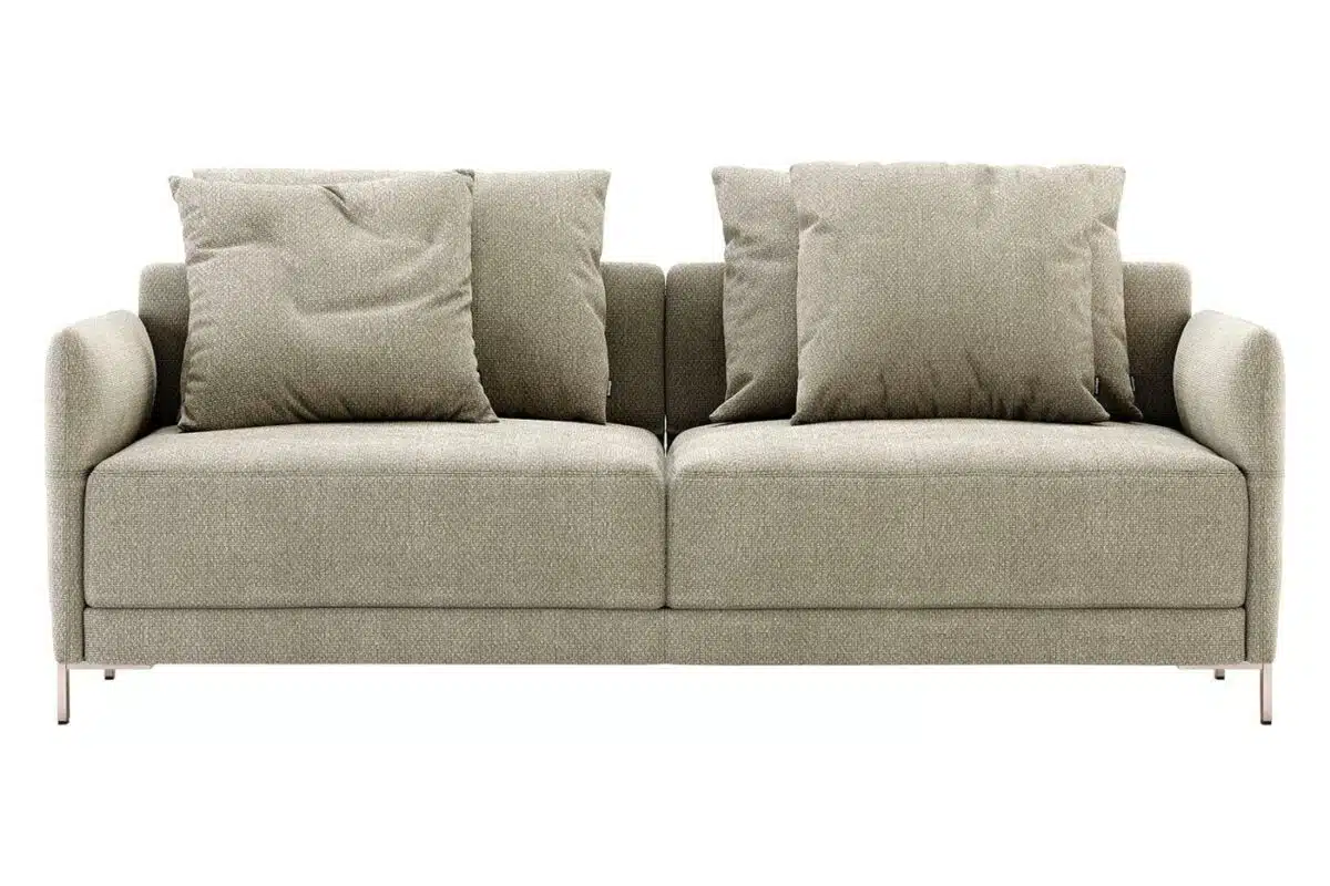 De Matthew 2-zitsbank is een moderne beige tweezitsbank met vier zachte kussens, ronde armleuningen en slanke metalen poten, die een minimalistisch design uitstraalt.