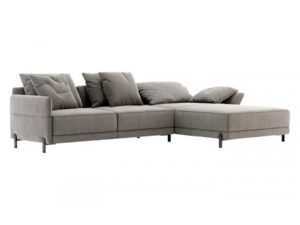 De Matthew 2-zitsbank met Chaise Longue is een moderne, grijze L-vormige hoekbank met zachte kussens en metalen poten, die elegant afsteekt tegen een effen witte achtergrond.