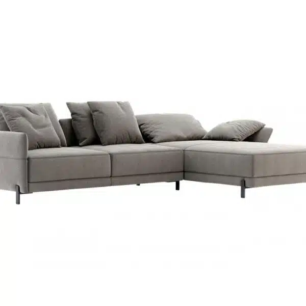 De Matthew 2-zitsbank met Chaise Longue is een moderne, grijze L-vormige hoekbank met zachte kussens en metalen poten, die elegant afsteekt tegen een effen witte achtergrond.