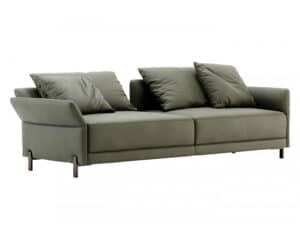 De olijfgroene Matthew 3-zitsbank is een moderne bank met twee grote zitkussens, vijf zachte kussens, een strak minimalistisch design en een stevige metalen basis. Licht gekanteld voor zijaanzicht, perfect voor hedendaagse woonruimtes.
