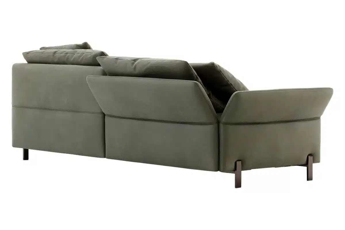 De Matthew 3-zitsbank is een moderne groene sectionele bank met verstelbare rugleuningen, zichtbare metalen poten, zachte kussens en een minimalistisch design. De afbeelding toont hem van achteren.