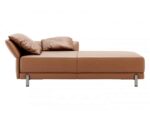 Ontdek de Matthew Chaise Longue: een eigentijdse creatie van bruin leer met twee extra grote kussens en stijlvolle metalen poten, prachtig gepresenteerd tegen een smetteloos witte achtergrond.