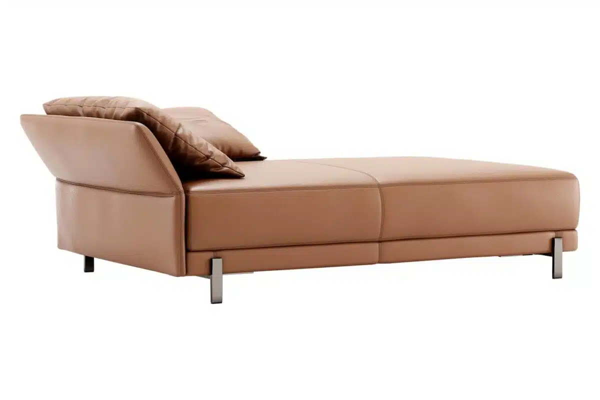De Matthew Chaise Longue is een bruin leren exemplaar met een modern design, een gewatteerde rugleuning, strakke metalen poten en wordt geleverd met twee bijpassende vierkante kussens voor een eigentijdse en elegante look.