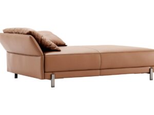 De Matthew Chaise Longue is een bruin leren exemplaar met een modern design, een gewatteerde rugleuning, strakke metalen poten en wordt geleverd met twee bijpassende vierkante kussens voor een eigentijdse en elegante look.
