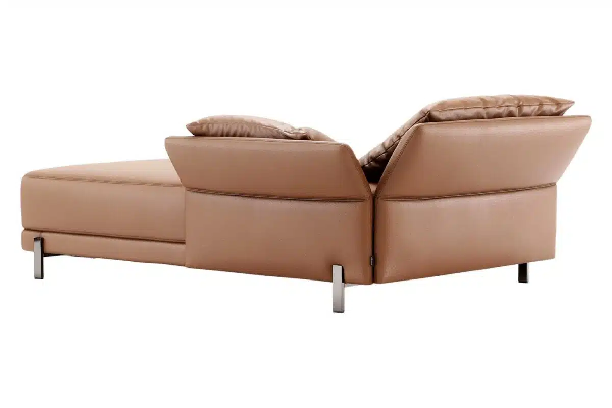 De Matthew Chaise Longue heeft een modern design met bruin leer, metalen poten, een zachte zitting en twee gestoffeerde rugleuningen voor comfort en een eigentijdse uitstraling.