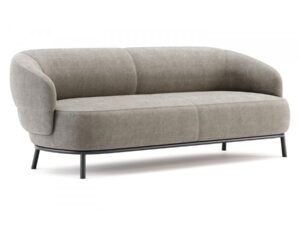 De Juliet 2-zitsbank is een moderne, grijze stoffen tweezitsbank met een ronde rugleuning en armleuningen, voorzien van een strak zwart metalen onderstel met vier poten, afgezet tegen een witte achtergrond voor een elegante uitstraling.