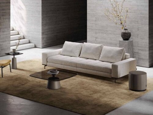 Bank Fervelluna metaal van Domkapa in beige, met zachte kussens en slanke metalen poten in een modern interieur