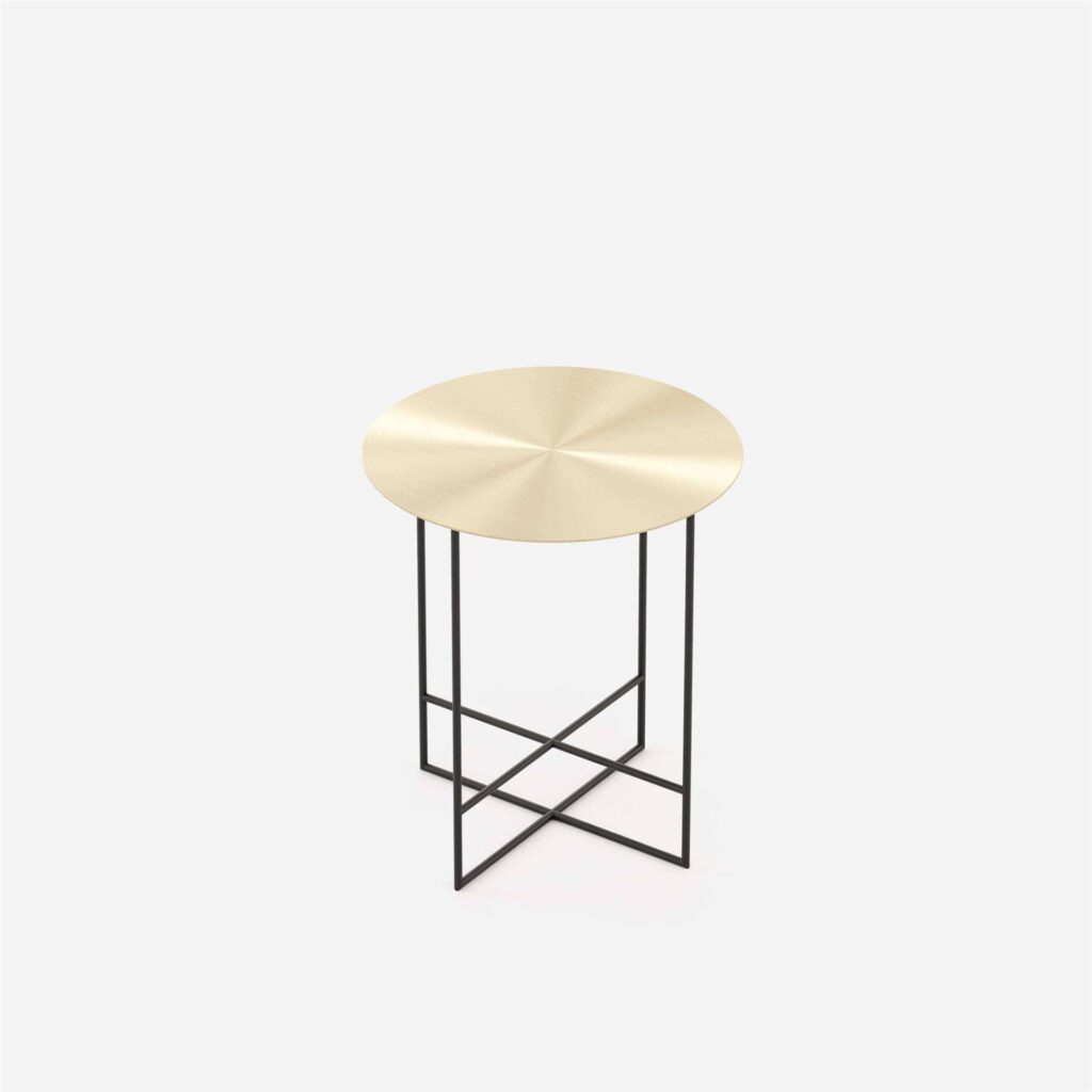 Moderne bijzettafel met gouden blad en minimalistisch zwart metalen onderstel. Perfect voor eigentijdse interieurinrichting.