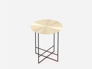 Moderne bijzettafel met gouden blad en minimalistisch zwart metalen onderstel. Perfect voor eigentijdse interieurinrichting.