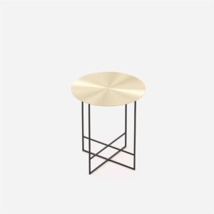 Moderne bijzettafel met gouden blad en minimalistisch zwart metalen onderstel. Perfect voor eigentijdse interieurinrichting.