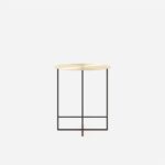 Elegant rond bijzettafeltje met gouden blad en zwart metalen frame, ideaal voor moderne interieurs.