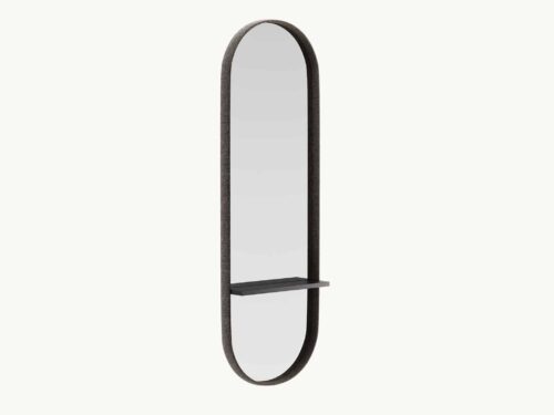 De Cleo L Spiegel, met zijn ovale vorm, donkere lijst en een klein plankje in het midden, steekt elegant af tegen een lichte achtergrond.
