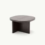 Moderne houten bijzettafel met afgeronde hoeken en strak design, perfect voor eigentijdse interieurs.