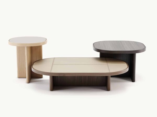 Drie moderne bijzettafels in verschillende houtkleuren op een witte achtergrond.