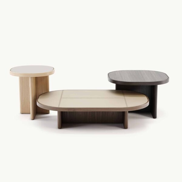 Drie moderne bijzettafels in verschillende houtkleuren op een witte achtergrond.