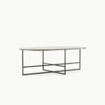 Moderne ovale salontafel met metalen frame en strak design, perfect voor eigentijdse interieurs.