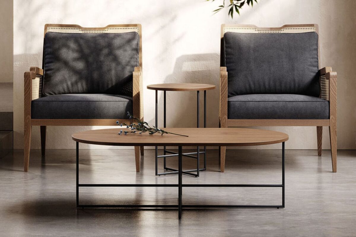 Twee stijlvolle fauteuils en een houten tafel in een moderne woonkamer, geaccentueerd door natuurlijk licht.