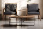 Twee stijlvolle fauteuils en een houten tafel in een moderne woonkamer, geaccentueerd door natuurlijk licht.