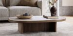 Moderne houten salontafel met decoratieve schaal en vaas in stijlvolle woonkamer.