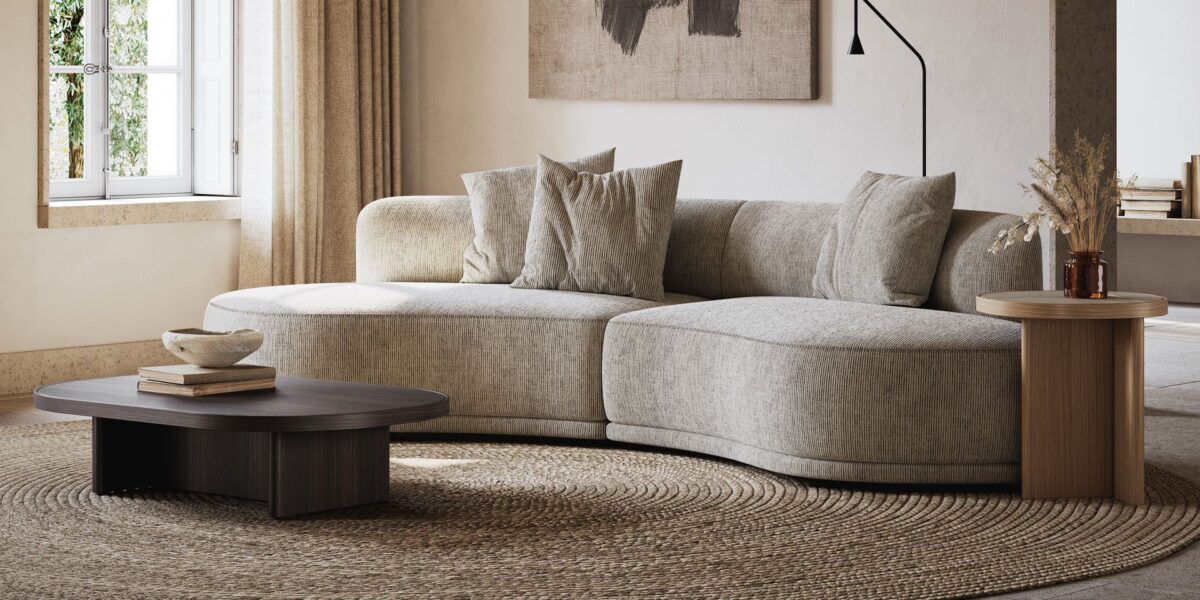 Stijlvolle moderne woonkamer met een beige bank, houten salontafel en natuurlijke decoraties voor een warme sfeer.