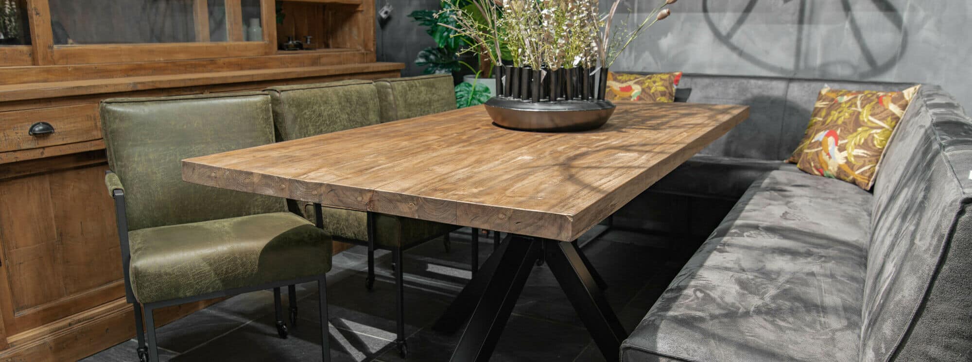 Mangohouten eettafels