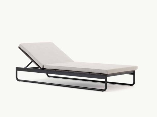 Moderne ligstoel met zwart frame en lichtgrijze bekleding, perfect voor ontspanning in tuin of op terras.