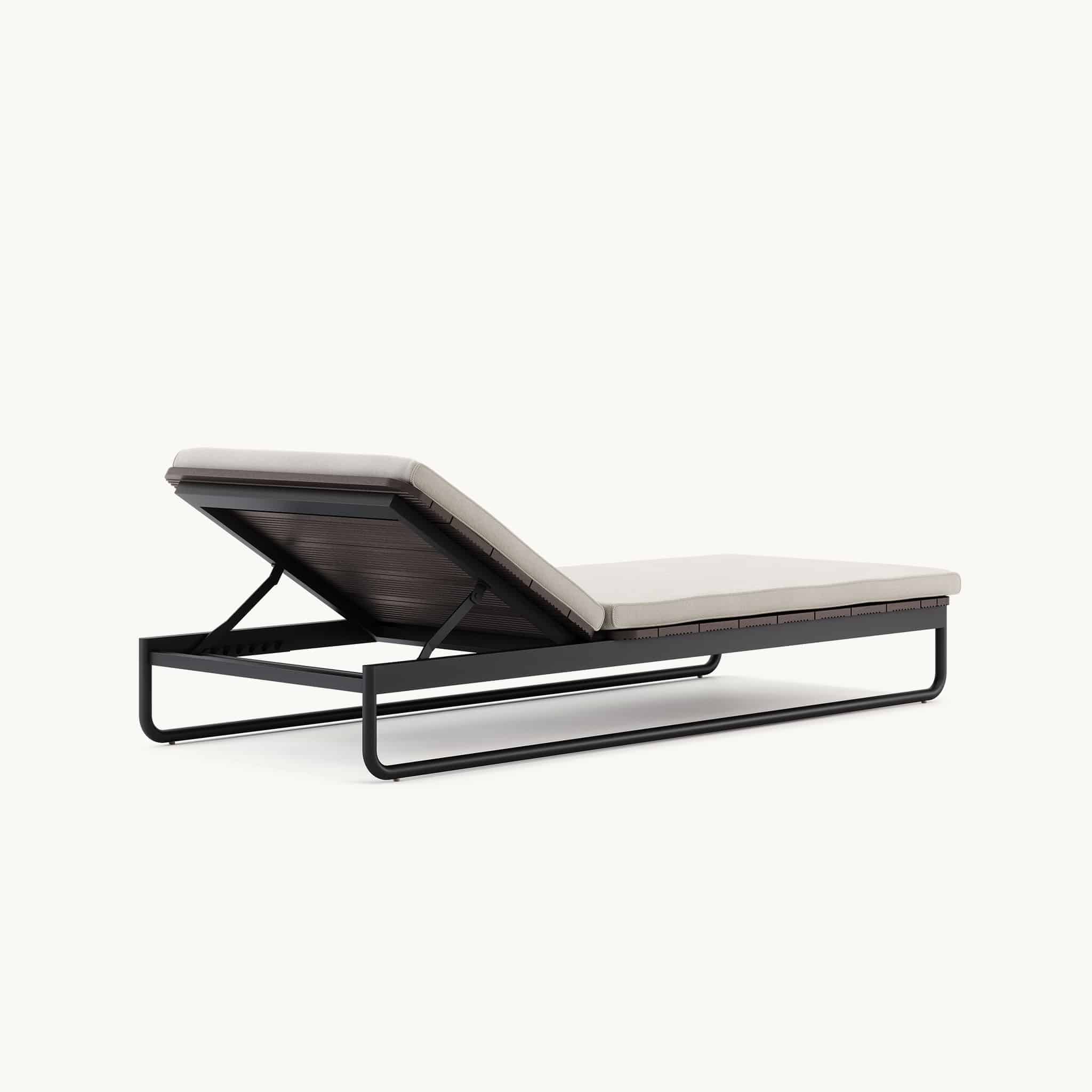 Moderne ligstoel met verstelbare rugleuning en minimalistisch design, perfect voor ultiem buitengenot.