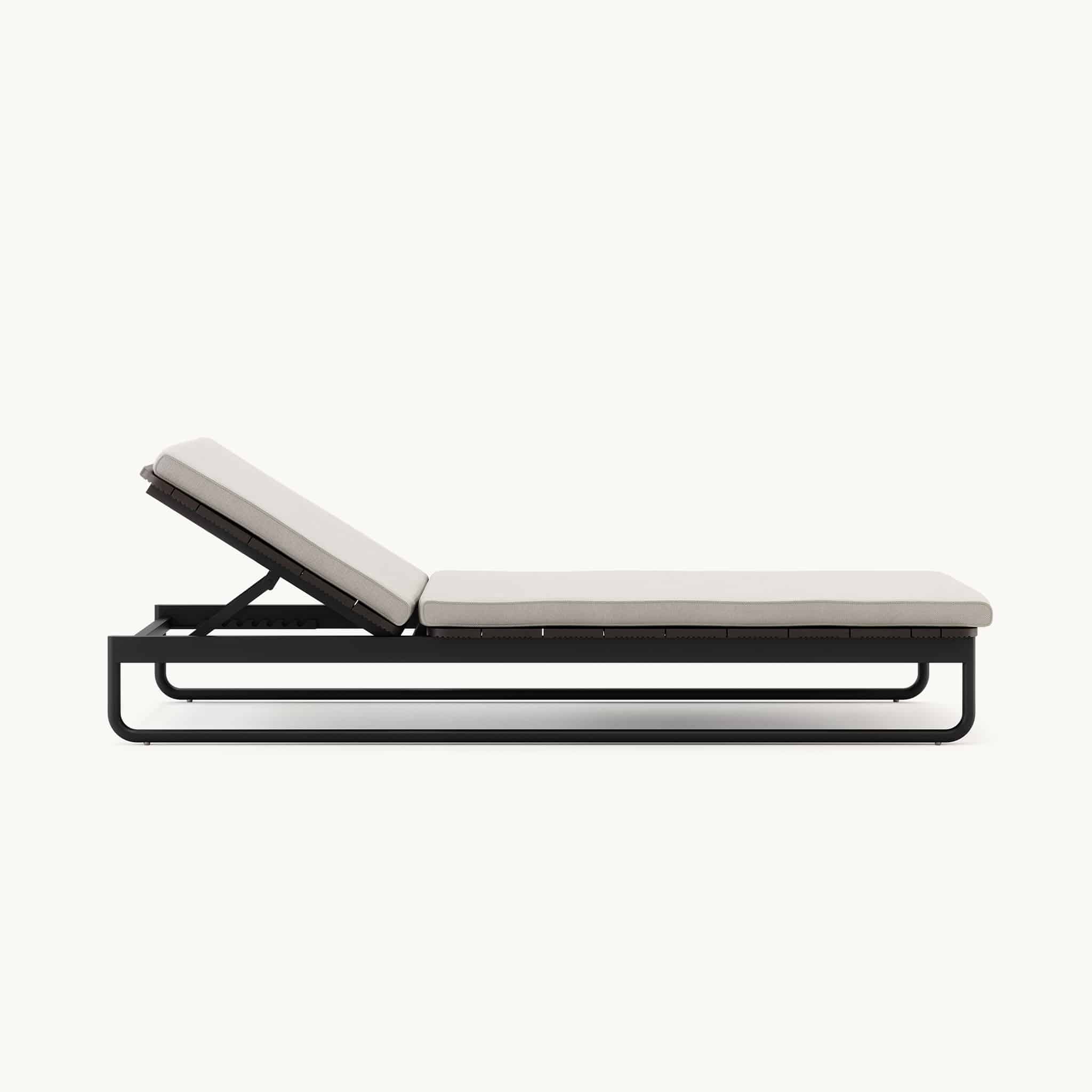 Minimalistisch ligbed met verstelbare rugleuning en strakke metalen basis, perfect voor moderne buitenruimtes.