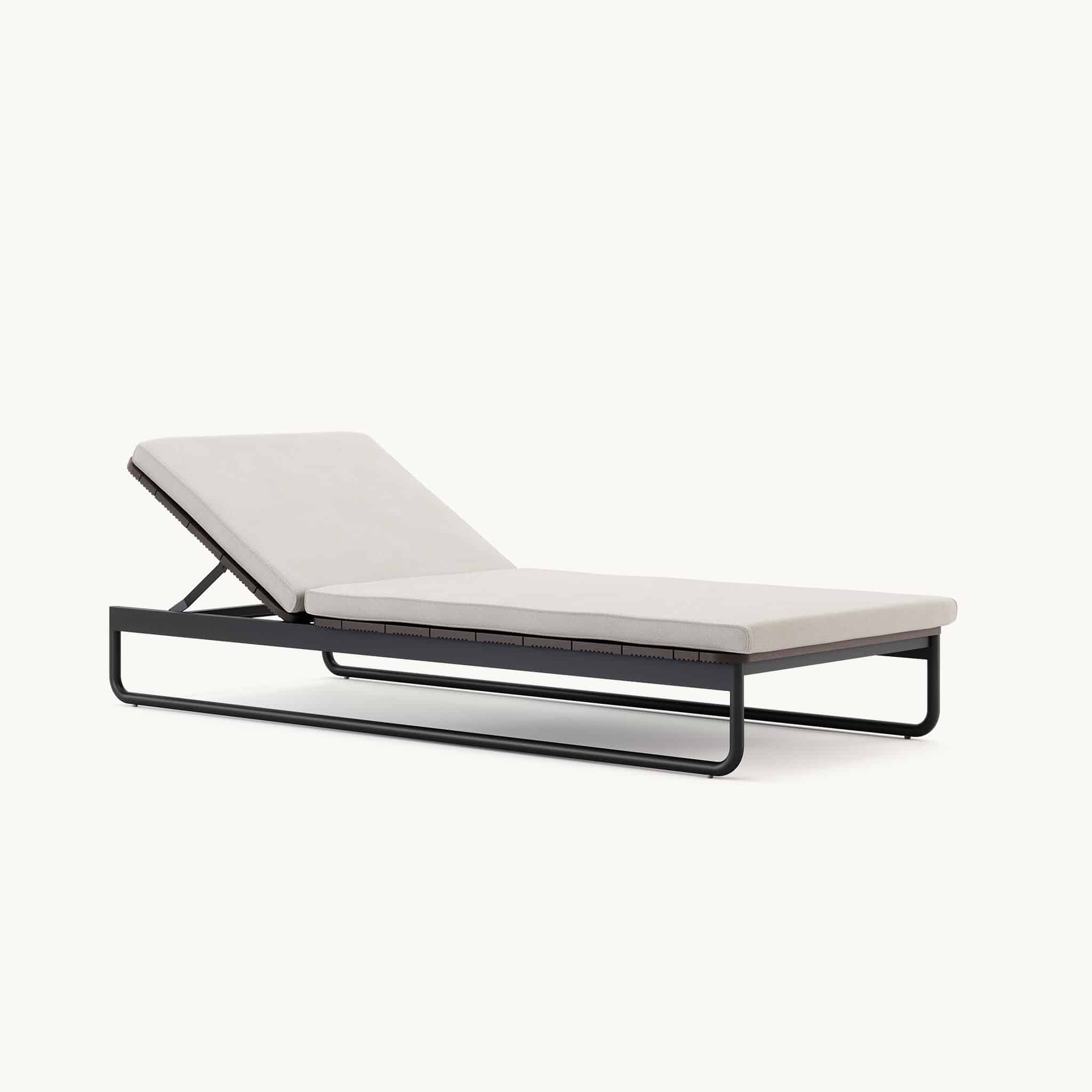 Moderne ligstoel met zwart frame en lichtgrijze bekleding, perfect voor ontspanning in tuin of op terras.