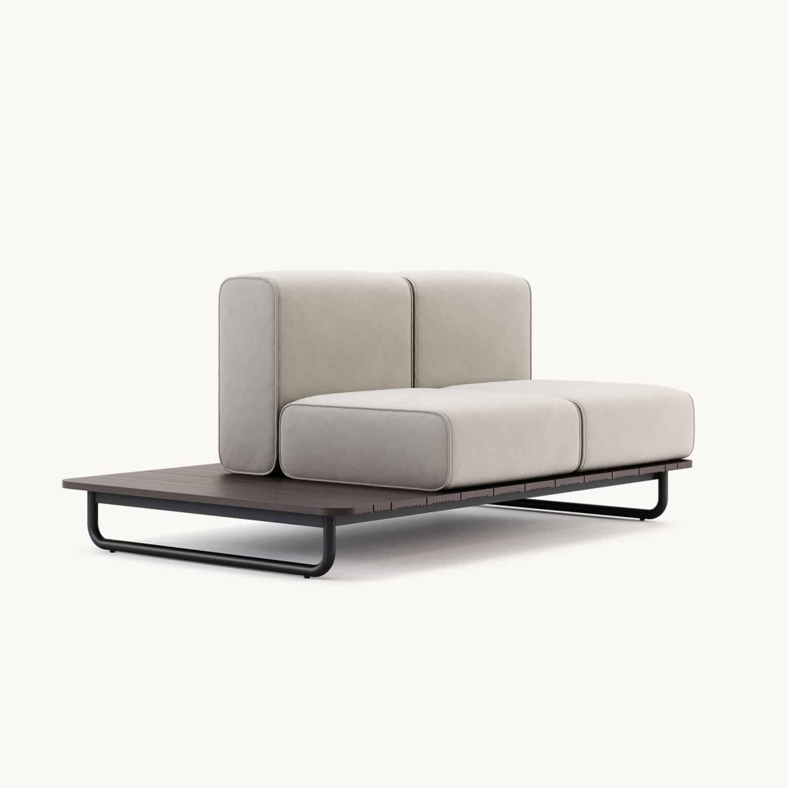 Moderne modulaire sofa met lichtgrijze kussens en donkerhouten platform op metalen frame, minimalistisch design.