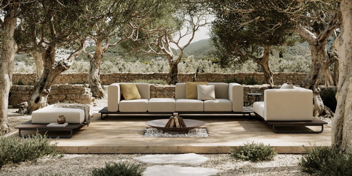 Luxe buitenlounge met moderne zitplaatsen en rustieke bomen, ideaal voor ontspanning in een natuurlijke omgeving.