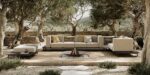 Luxe buitenlounge met moderne zitplaatsen en rustieke bomen, ideaal voor ontspanning in een natuurlijke omgeving.
