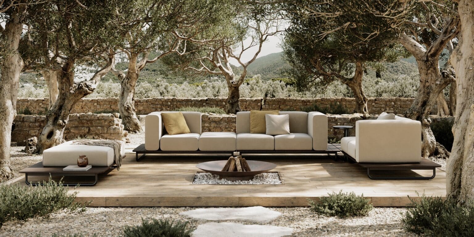 Luxe buitenlounge met moderne zitplaatsen en rustieke bomen, ideaal voor ontspanning in een natuurlijke omgeving.