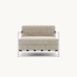 Moderne beige fauteuil met wit metalen frame, minimalistisch design, perfect voor strak ingerichte woonruimtes.
