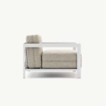 Moderne beige bank met metalen frame, minimalistisch design. Perfect voor eigentijdse woonkamers.